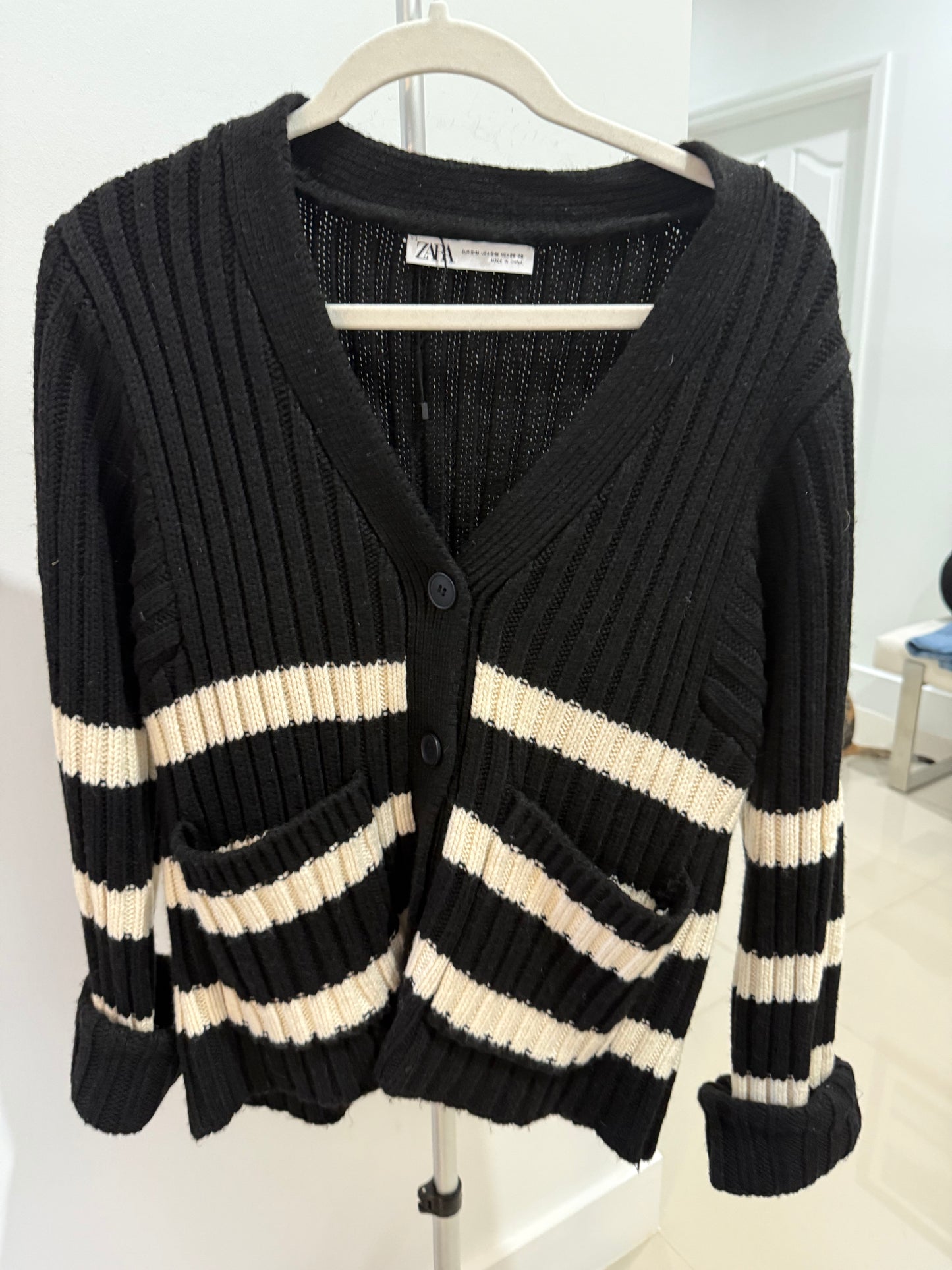 zara sweater con rayas blancas